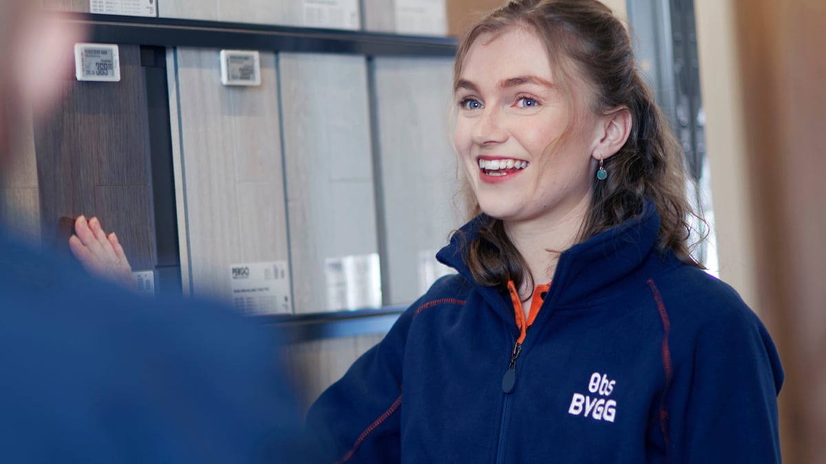 A female employee at Obs Bygg in a blue fleece